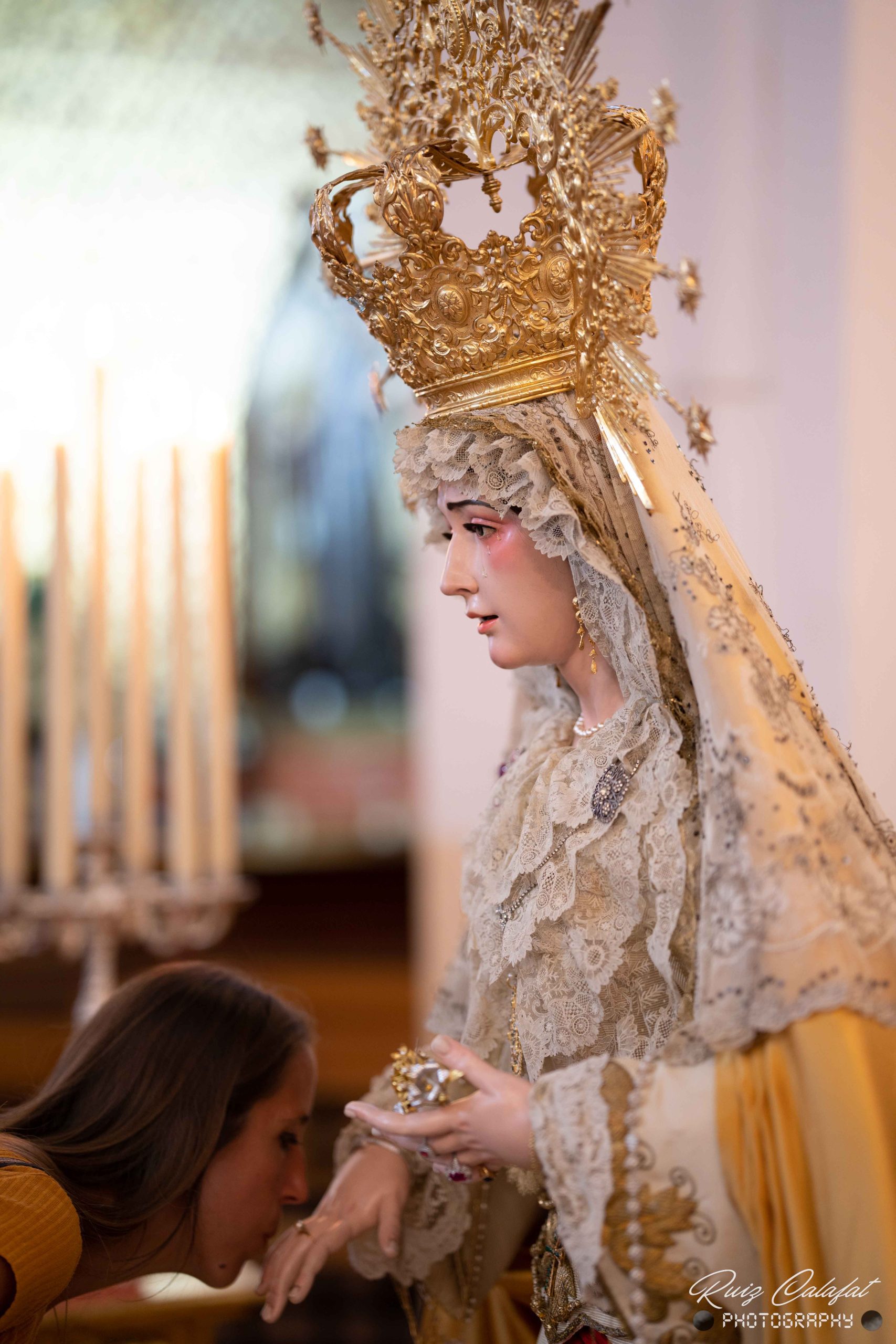 En imágenes, la Virgen del Dulce Nombre de la Hermandad de Bellavista la primera en recibir un besamanos, como los de antes.