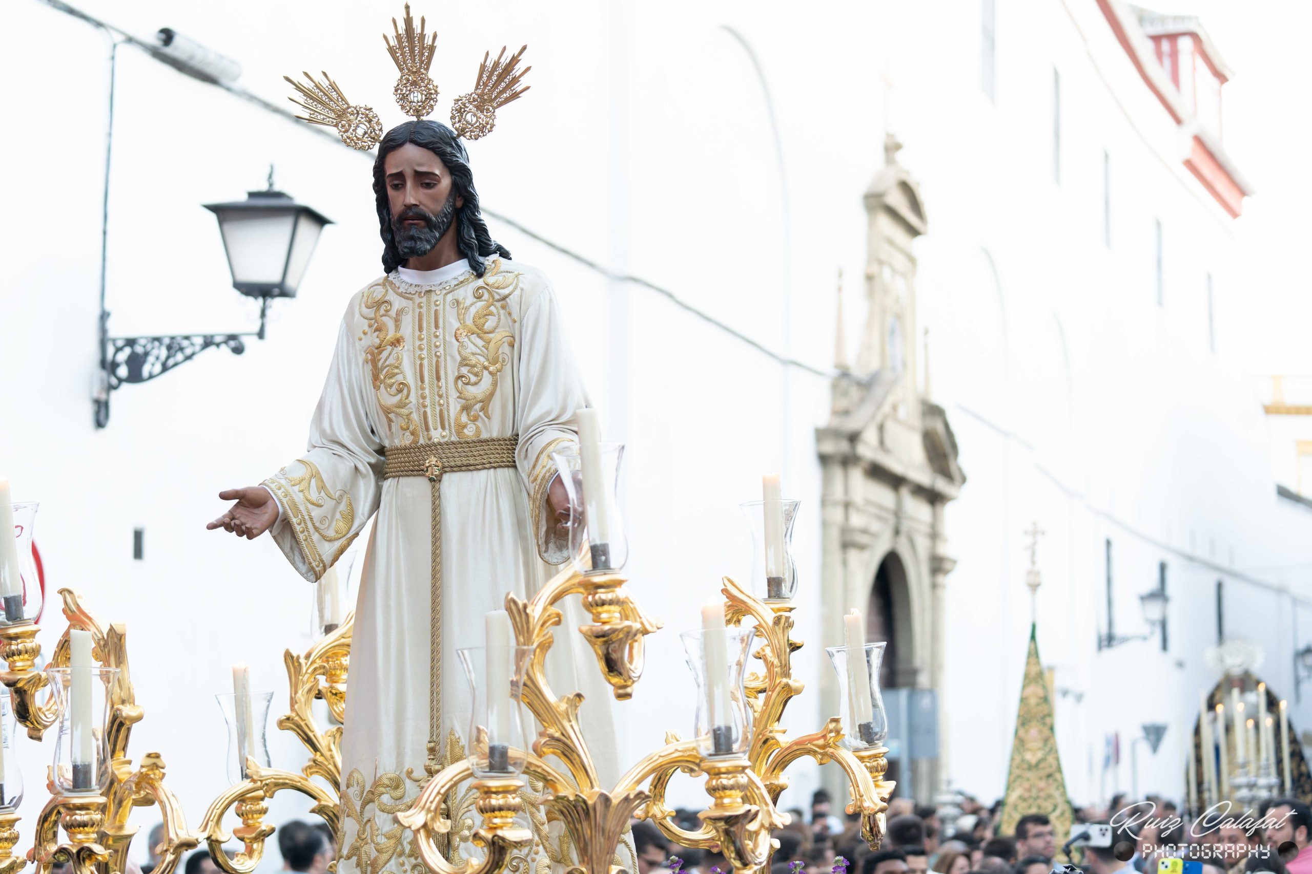 En imágenes, la vuelta de la Hermandad de la Redención a la Iglesia de Santiago.