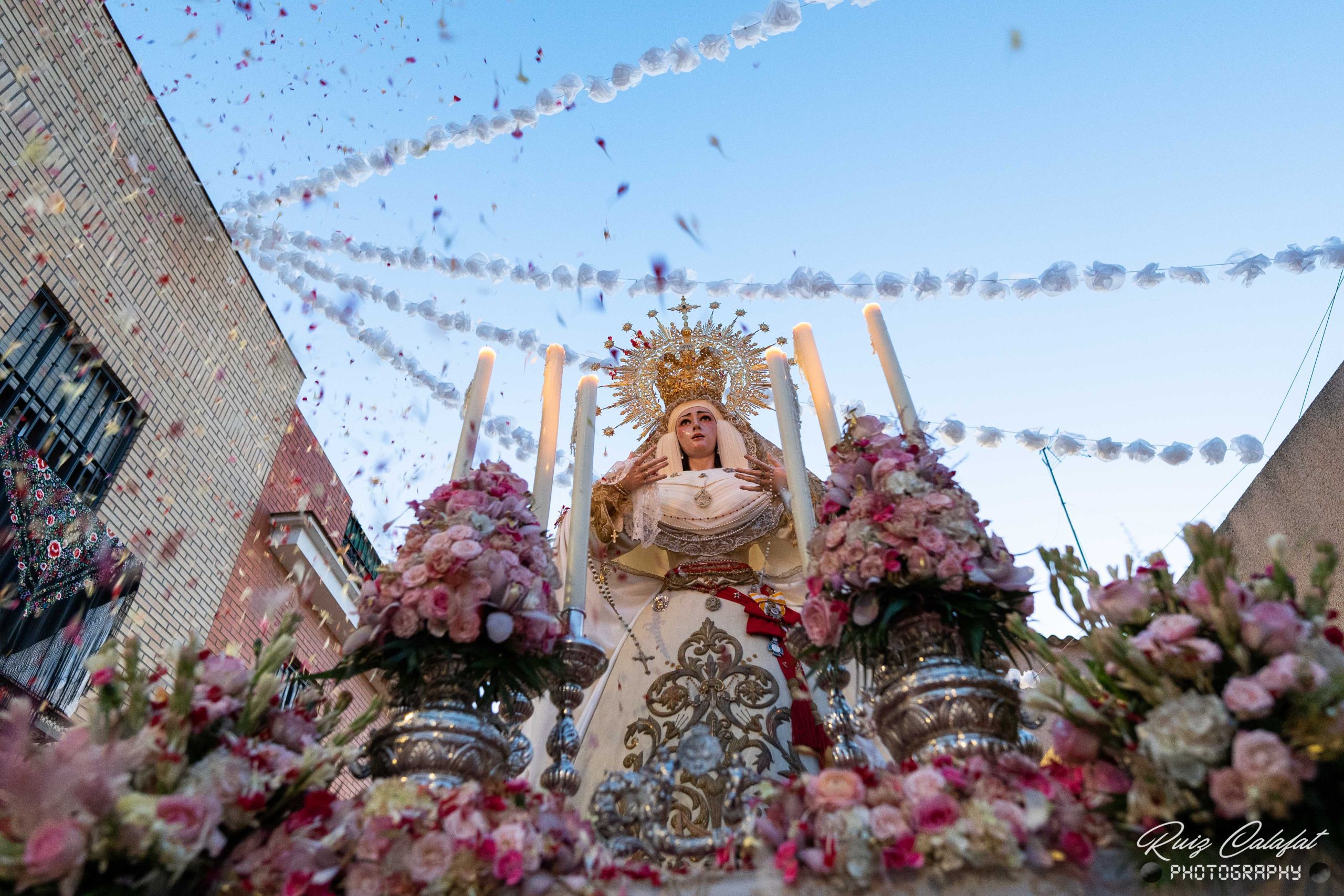 En imágenes, la Virgen del Dulce Nombre de Bellavista en rosario vespertino por las calles del barrio.