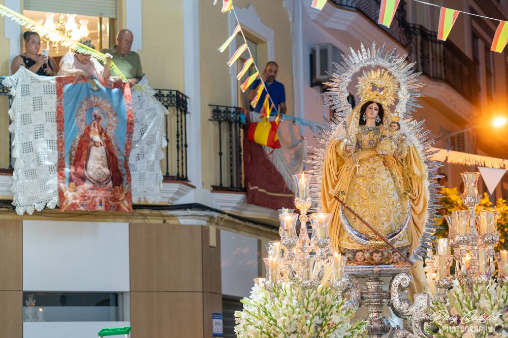 En imágenes, histórica procesión de la Virgen de las Nieves en los Palacios.