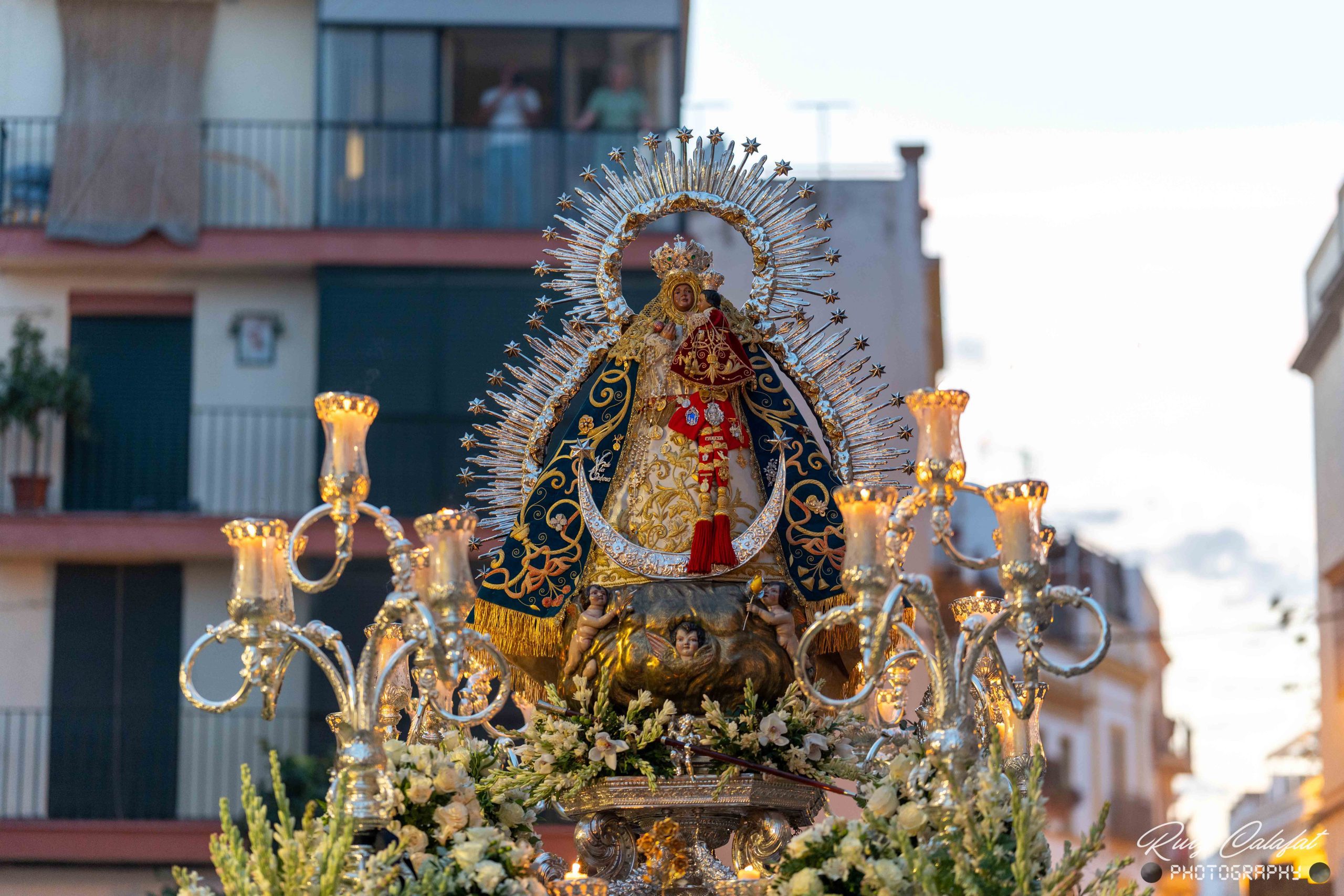 En imágenes, la Virgen de la Cabeza recorrió las calles de Sevilla.