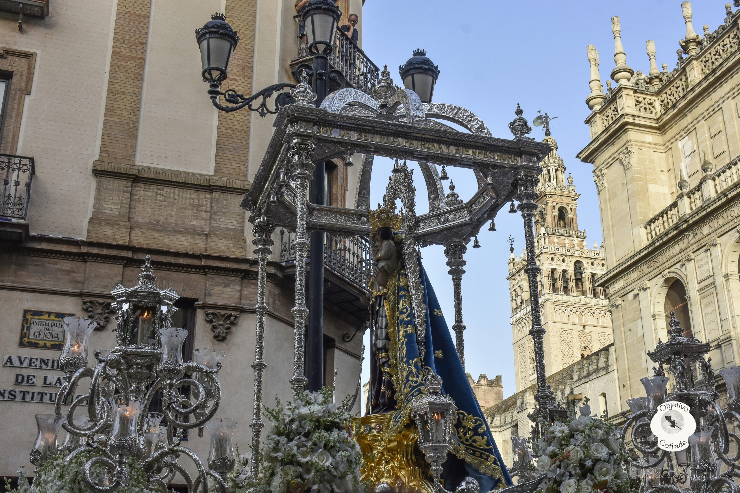 La Hiniesta Gloriosa Realiza una Procesión Extraordinaria hacia el Ayuntamiento de Sevilla