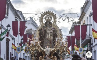 En imágenes, Salteras acompaña a su Patrona en su salida procesional