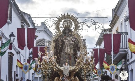 En imágenes, Salteras acompaña a su Patrona en su salida procesional