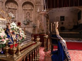 La Virgen de los Reyes recibe a los sevillanos en su segundo besamanos