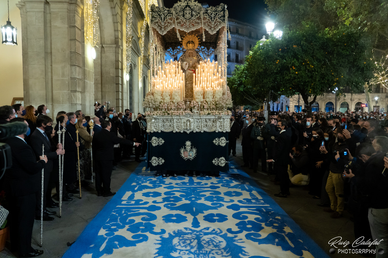 Lee más sobre el artículo En imágenes, dos años después, Sevilla vivió la salida extraordinaria de un paso de palio, María Santísima de la Candelaria.