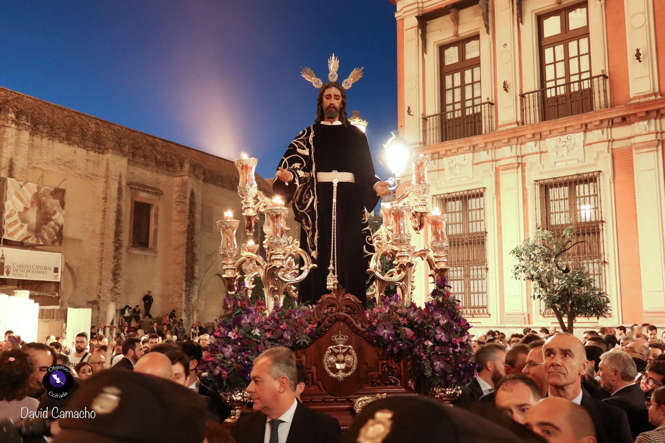 Lee más sobre el artículo En imágenes, Vía Crucis de las Hermandades de Sevilla 2024